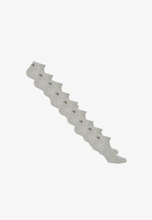 Sieben Paar graue Knöchelsocken mit kleinem schwarzem Logo an der Seite, diagonal auf weißem Hintergrund angeordnet.