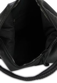 Zwarte leren handtas met een gestructureerd oppervlak, ritsluiting en een zachte stoffen binnenkant. De tas heeft een gevlochten handvat.