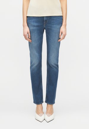 MAGGIE TIMELESS - Pieguloša piegriezuma džinsi - medium blue