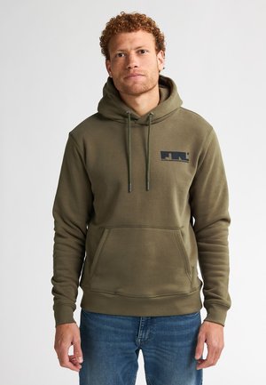 Olijfgroene hoodie met een voorpaneel kangaroozak, een trekkoordkap en een zwart logo op de borst. Zachte stof met ribbelmanchetten en een ribbelrand.