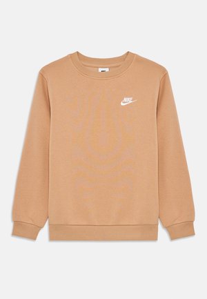 Světle hnědý crewneck svetr s dlouhými rukávy a bílým logem Nike na levé hrudi, vystavený na bílém pozadí.