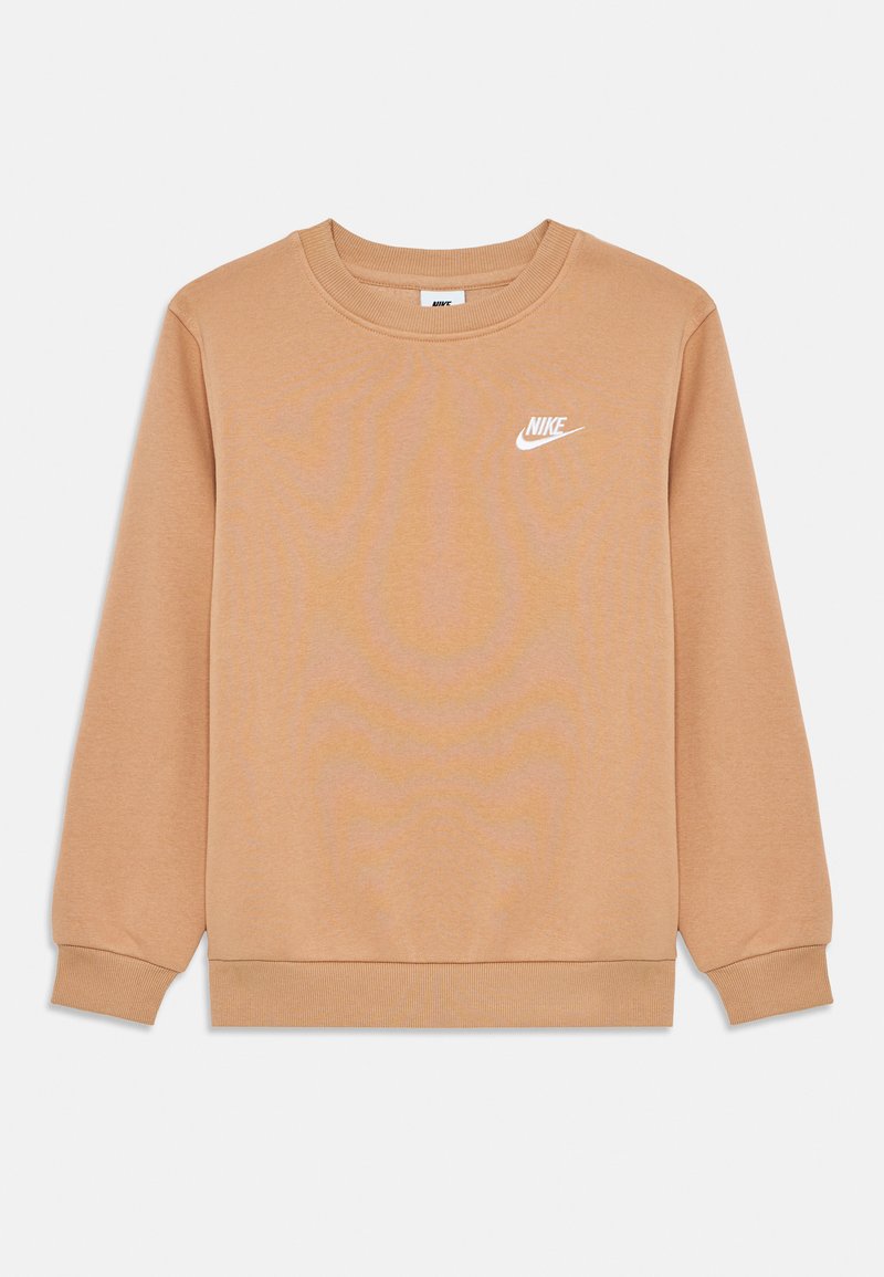 Világosbarna, hosszú ujjú, garbós pulóver, bal mellen fehér Nike logóval, sima fehér háttér előtt bemutatva.