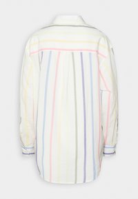 Chemise à manches longues avec un fond blanc, présentant des rayures verticales pastel en rose, vert, jaune et violet. Poignets et col boutonnés.