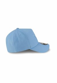 Hellblaues Baseballcap mit einem gewölbten Schirm, strukturiertem Stoff und einem Logo auf der Vorderseite. Verfügt über Lüftungsösen und einen verstellbaren Riemen.