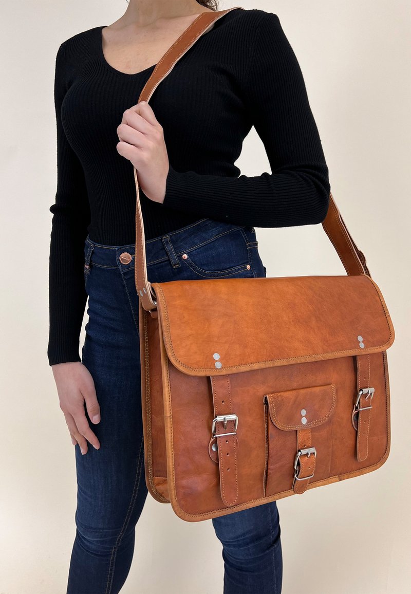 Gusti Leder ALEX 15" - Umhängetasche - brown