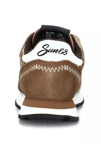 Sneakers in suede marrone con dettagli in glitter, linguetta bianca sul tallone e suola nera. Presentano il logo distintivo "Sun68" in corsivo sul retro.