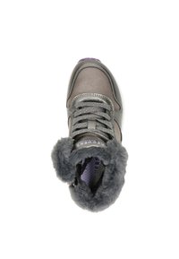 Zapatilla gris con piel sintética alrededor del tobillo, cordones y acentos metálicos. Parte superior texturizada y plantilla acolchada con detalles en púrpura.