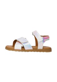 Sandales en cuir holographique avec quatre bretelles, une semelle intérieure rembourrée marron et une semelle extérieure en caoutchouc flexible présentant un motif ondulé.