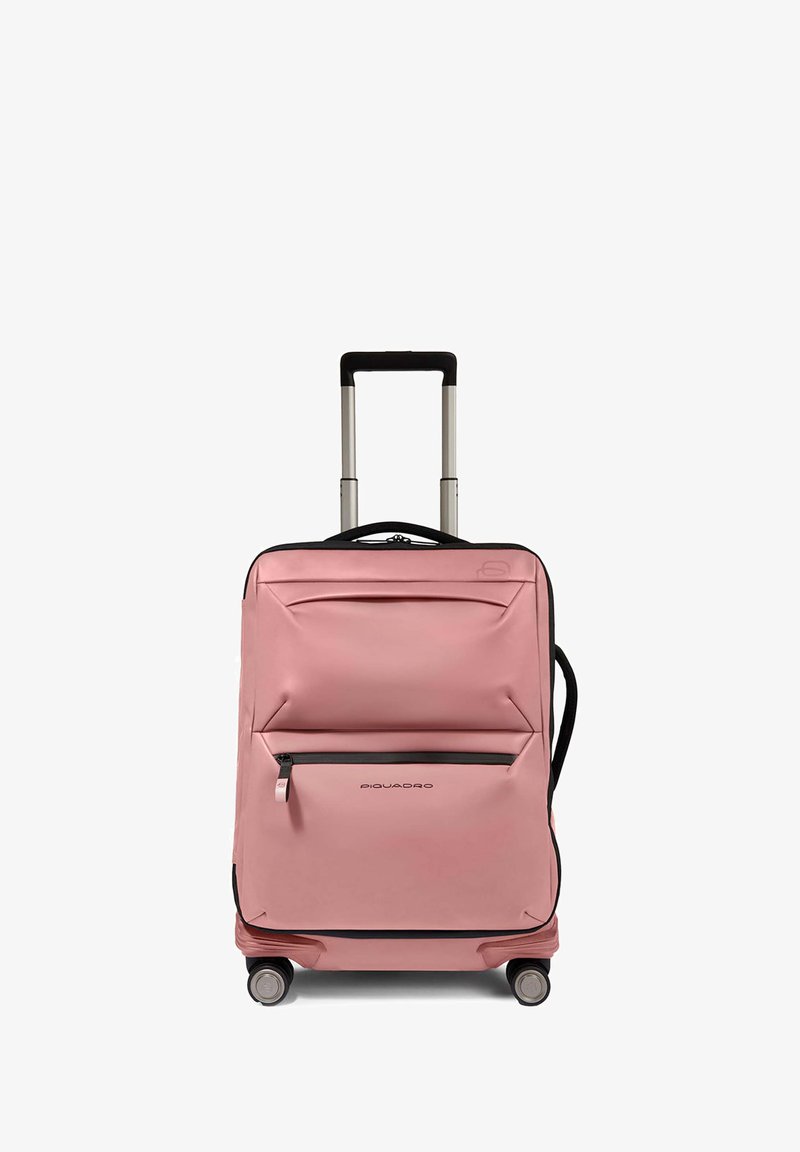 Valigia rosa con ruote, superficie testurizzata, tasca frontale con cerniera, manico retrattile e quattro ruote per la mobilità.