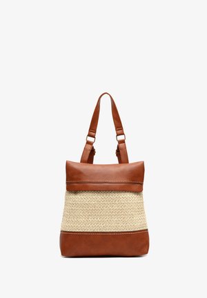 Bruine leren en geweven stro tas met dubbele handvatten en een omslagpaneel aan de bovenkant, afgebeeld tegen een witte achtergrond.