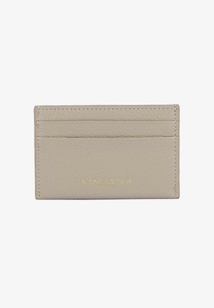 Porta carte di credito in pelle grigia con quattro scomparti per carte. Presenta il logo "LANCASTER PARIS" in rilievo dorato e dettagli di cucitura raffinata. Texture liscia.
