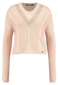 Pullover rosa lavorato all'uncinetto con scollatura a V profonda, maniche lunghe e dettagli in texture a trecce sul corpo e sulle maniche.