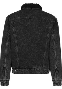 Svart denimjacka med sherpa-krage, klassisk skärning, synlig sömnad och knapplösningar vid ärmsluten och nederkant.