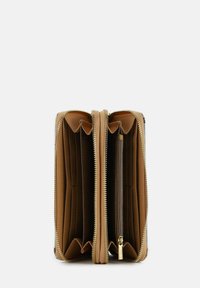 Portafoglio in pelle color tan con chiusura a zip, numerosi scomparti per carte e un compartimento centrale con zip. L'interno presenta una texture liscia.