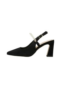 Černá semišová slingback obuv s špičatou špičkou, skromným podpatkem a dekorativním perlovým páskem. Obsahuje nastavitelnou sponu.