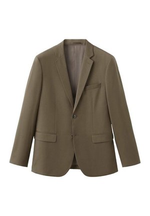 Blazer vert olive sur mesure en tissu lisse. Comprend une fermeture à un bouton, des revers crantés et deux poches avant avec une poche ticket.