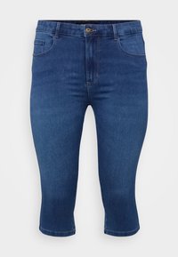 Denim capri-bukser i mørk vask med lige snit. Har en frontlomme, taljebånd med beltestropper og dekorativ syning.
