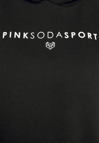 Schwarzer Hoodie mit dem Text "PINKSODASPORT" in Weiß und einem geometrischen Herzlogo in Weiß, aus weichem Stoff gefertigt.