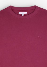 Bordeaux crewneck sweatshirt gemaakt van zachte stof. Heeft een klein doodshoofd met gekruiste botten embleem op de borst. Soepele textuur.