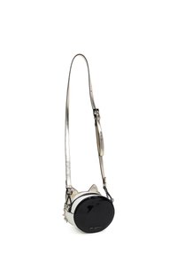 Sac circulaire en cuir verni noir avec des accents blancs et des détails en forme d'oreilles de chat, doté d'une bandoulière réglable en argent et d'une fermeture à glissière.