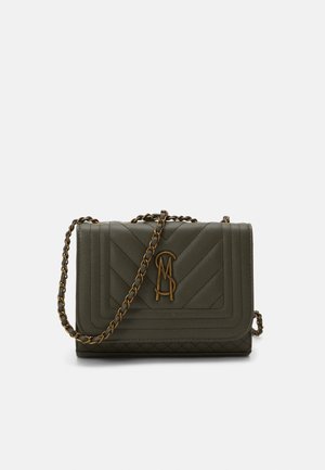 Olivengrøn quiltet læder crossbody-taske med guldkæde og gyldent sammenflettet MS-monogram på forflappen.