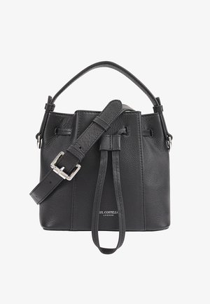 Zwarte leren emmer tas met een gestructureerde afwerking, verstelbare schouderriem en een strak ontwerp aan de bovenkant. Heeft zilverkleurige hardware en een logodetail.