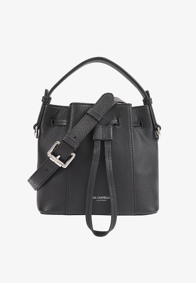 Zwarte leren emmer tas met een gestructureerde afwerking, verstelbare schouderriem en een strak ontwerp aan de bovenkant. Heeft zilverkleurige hardware en een logodetail.