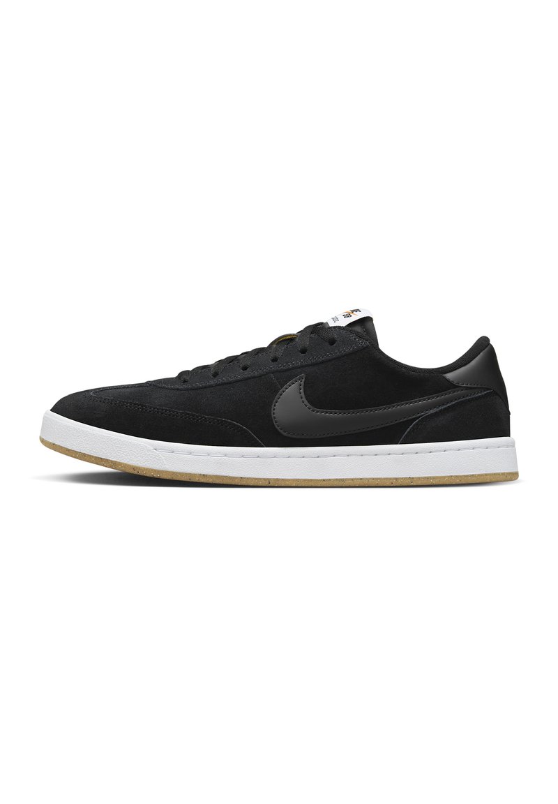Crne Nike tenisice s gornjim dijelom od suede materijala, glatkim crnim kožnim detaljima, bijelim međuslojem i gumiranim potplatom. Klasični dizajn sa vezanjem.