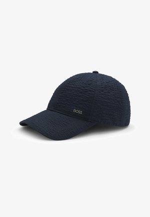 Granatowa, teksturowana czapka baseballowa z wygiętym daszkiem i małym metalowym logo „BOSS” na bocznym przednim panelu.