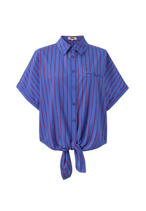 Chemise à manches courtes rayée bleue avec des lignes verticales rouges, fermée par des boutons à l'avant, col et détail de ourlet noué. Tissu lisse avec une poche unique sur la poitrine.