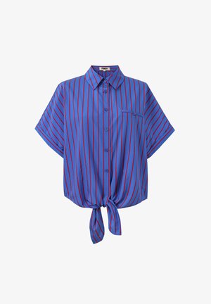 Chemise à manches courtes rayée bleue avec des lignes verticales rouges, fermée par des boutons à l'avant, col et détail de ourlet noué. Tissu lisse avec une poche unique sur la poitrine.