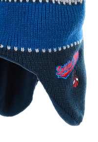 Cappello invernale lavorato a maglia blu e blu scuro con accenti bianchi, con ricamo di "Spider-Man" rosso e blu e un piccolo logo a forma di faccina di ragno.