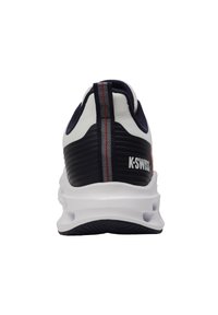 K-Swiss urheilukengät valkoisena, laivastonsinisenä ja harmaana. Varustettu pehmustetulla kauluksella, raidallisella vetolenkillä ja teksturoidulla takapaneelilla tukemista varten.