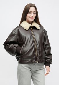 Bruine leren bomberjack met een beige nepbontkraag, geribbelde manchetten en een ritssluiting aan de voorkant. Voorzien van zijzakken en een ontspannen pasvorm.