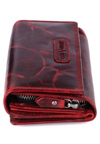 Cartera de cuero marrón y rojo con un acabado texturizado, cierre de cremallera y acentos cosidos. Presenta una etiqueta de marca en la parte frontal.