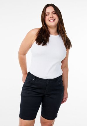 Shorts de mezclilla negros con un diseño ajustado, que cuentan con un cierre de botón y bolsillos laterales, combinados con una blusa sin mangas blanca.