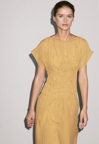 Massimo Dutti FLARED MIDI WITH EMBROIDERED DETAIL - Jurk - mustard yellow