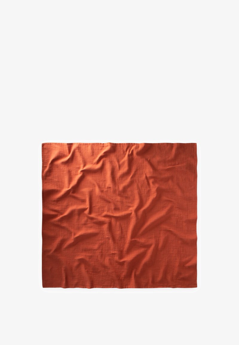 Zvrásnená obdĺžniková tkanina v tmavo oranžovej farbe, s jemnou textúrou a mriežkovým vzorom, vyrobená z ľahkého materiálu.
