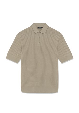 Polo en maille beige à manches courtes avec un motif torsadé texturé, des poignets et un ourlet côtelés, et une patte à trois boutons.