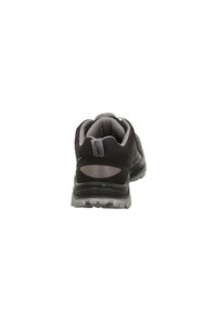 Schwarzer und grauer Sportschuh mit einem strukturierten Mesh-Obermaterial, gepolstertem Kragen und einer robusten, robusten Sohle mit ausgeprägten Profilrippen.