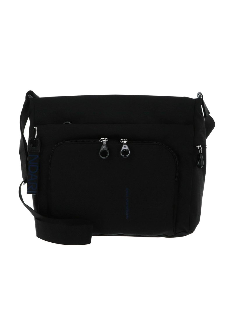 Borsa a tracolla nera realizzata in tessuto, dotata di due tasche con zip, tracolla regolabile e una discreta etichetta blu sul lato.