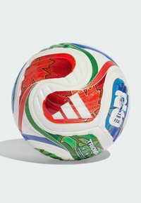 Adidas nogometna lopta s bijelom površinom i šarenim uzorcima u crvenoj, zelenoj i plavoj boji. Istaknuti FIFA logo i teksturirani detalji.