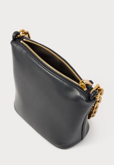 Μαύρο δερμάτινο τσαντάκι με χρυστό φερμουάρ μισάνοιχτο, με χρυσές συνδέσεις ιμάντα αλυσίδας σε λευκό φόντο.