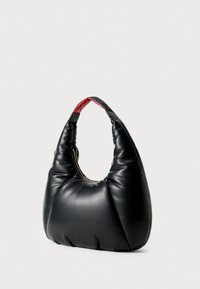 Schwarze Leder-Umhängetasche mit einem gepolsterten Design, ausgestattet mit einem roten gemusterten Innenfutter und einem goldenen Reißverschlussverschluss an der Seite.