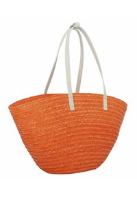 Bolso tote de paja tejida naranja con asas de cuero blanco, que presenta una forma ancha y curvada y una superficie texturizada. Diseño duradero y espacioso.