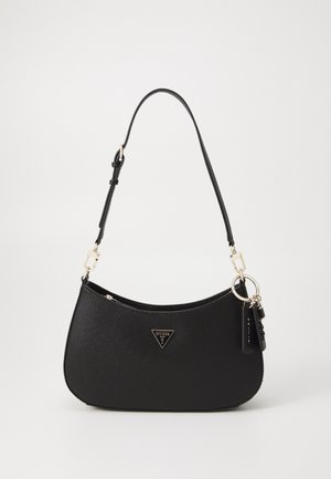 Sac à main noir Guess avec surface texturée, bandoulière réglable, fermeture éclair, et porte-clés avec étiquettes de la marque suspendu à un anneau doré.