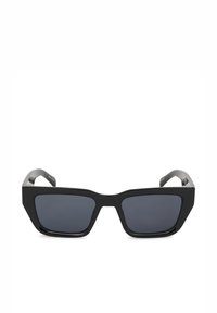 Melni taisnstūra saulesbrilles ar biezām rāmjiem un tumšām tonētām lēcām, attēlotas no priekšpuses uz balta fona.