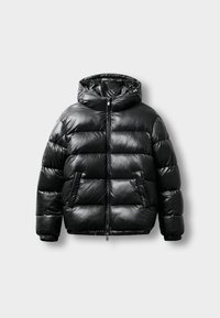 Casaco puffer preto com exterior brilhante, capuz, fecho de correr e dois bolsos laterais. Apresenta um padrão acolchoado e punhos elásticos.