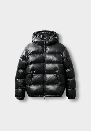 Chaqueta acolchada negra con un exterior brillante, capucha, cierre con cremallera y dos bolsillos laterales. Presenta un patrón acolchado y puños elásticos.