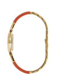 Orologio in metallo color oro con cinturino in pelle arancione e cassa liscia e arrotondata. Caratterizzato da una finitura lucida e un design di bracciale flessibile e collegato.